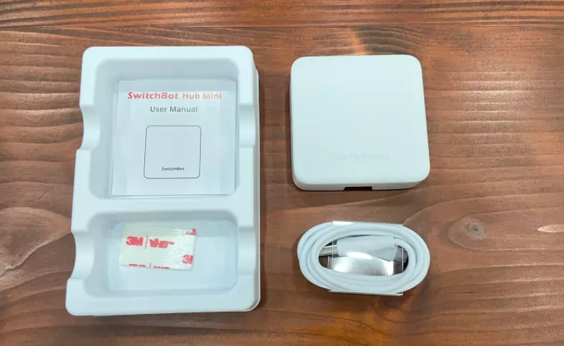 SwitchBot Hub Mini Lieferumfang: Hub Mini, Mikro-USB-Kabel, 3M Klebepad und Anleitung